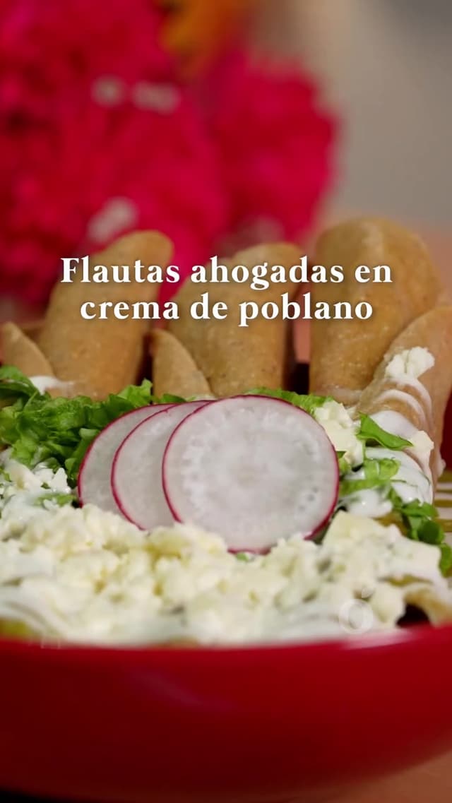 Flautas de pollo con crema de poblano para Fiestas Patrias