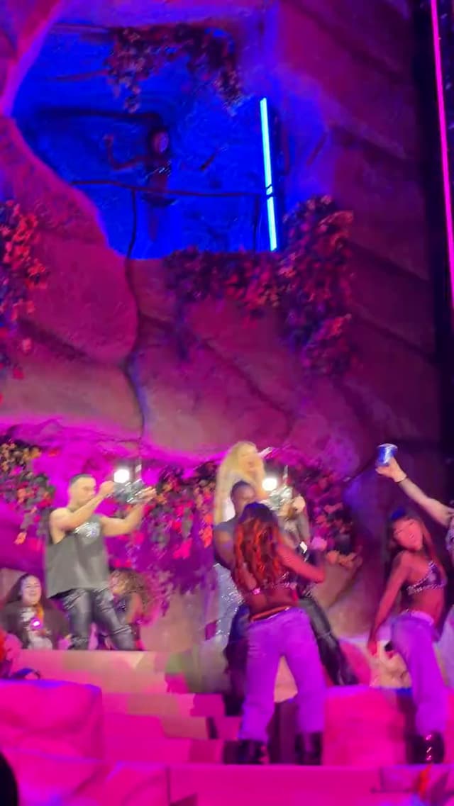 “Baby Wow” de KAROL G tiene un ritmo súper pegadizo y una vibra llena de energía. Una canción divertida y con mucha actitud, perfecta para escuchar a todo volumen y no parar de bailar.