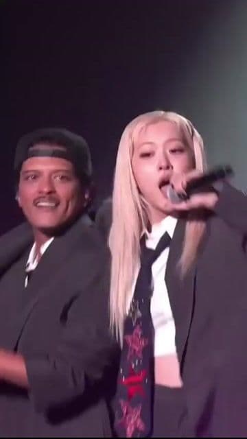 ⚡ APT, APT, APT! ⚡
Bruno Mars y ROSÉ lo hicieron otra vez 😍🔥
Una collab que rompió récords en Spotify y nos dejó enganchadxs desde el primer beat 💃💜
K-pop con clase, flow y una energía imposible de quitarse de la cabeza.
