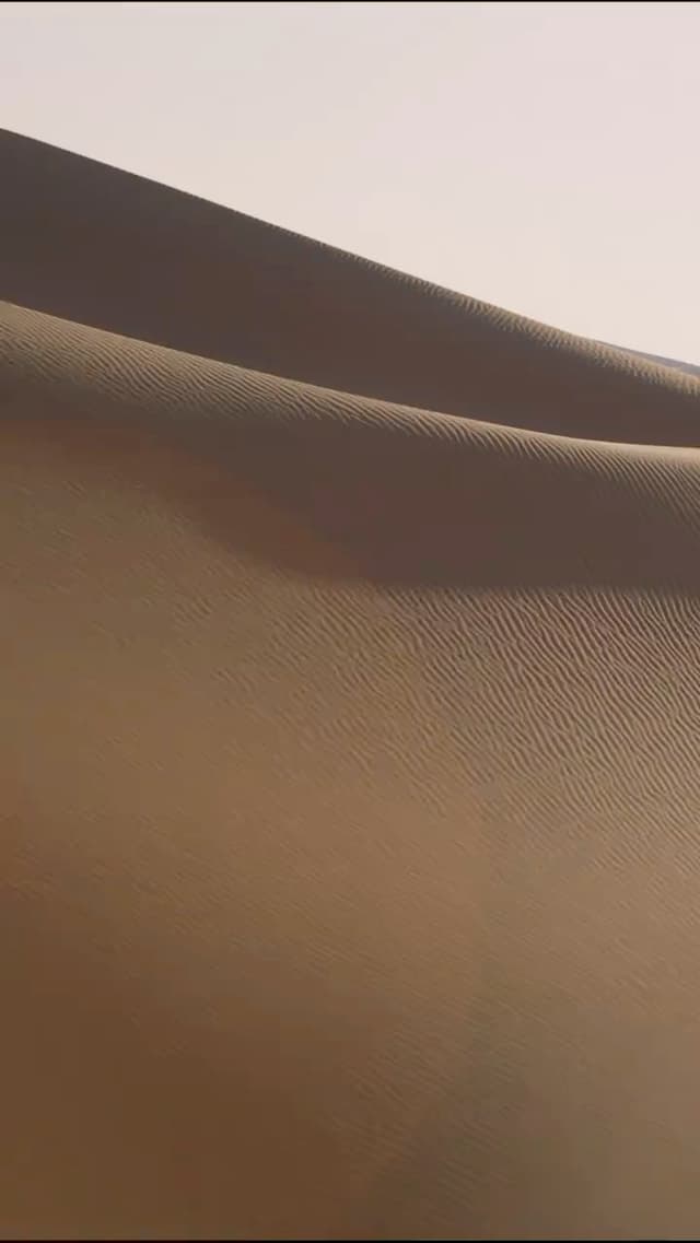 Puedes tardar un poco en entrar en la historia, pero una vez lo haces es imposible no quedarse enganchado. Tiene unas imágenes espectaculares, una banda sonora increíble y un mundo que te atrapa por completo. 🌌🎬✨