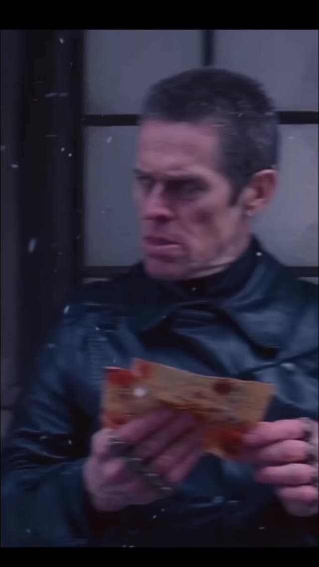 Willem Dafoe, como J.G. Jopling en 'The Grand Budapest Hotel', llevó un abrigo de cuero negro diseñado exclusivamente por Prada bajo encargo directo de Wes Anderson, director del film.