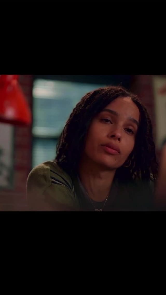 En la serie 'High Fidelity' de 2020, Zoë Kravitz homenajea a su madre Lisa Bonet usando la camiseta hawaiana de la película original, creando un guiño visual entre ambas versiones del clásico sobre música y rupturas.