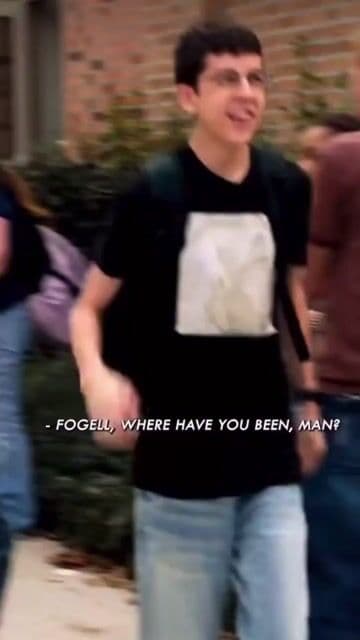 En 'Superbad', la icónica escena del carnet falso de McLovin se inspira en la fama de los ID de Hawái. Fogell eligió este documento poco común, creando un tropo inolvidable en la comedia juvenil de 2007.