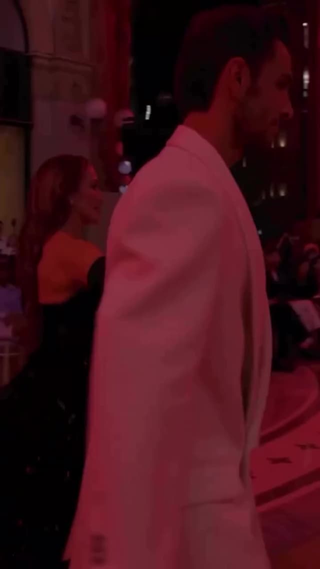 Jennifer Lopez bailó en el evento Vogue World: Milán 2025, evocando la icónica escena de Anita Ekberg en 'La dolce vita', con un vestido inspirado en los años 50. Un momento que unió moda, cine y cultura italiana.