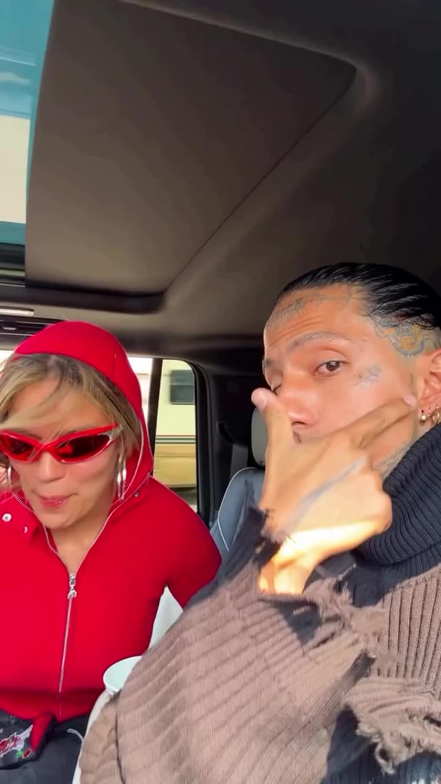 En 'BbY WOW', Karol G comparte complicidad con Daiky, aportando frescura y carisma a la canción. El dúo ha hecho de este tema uno de los momentos más virales del repertorio de Karol G.