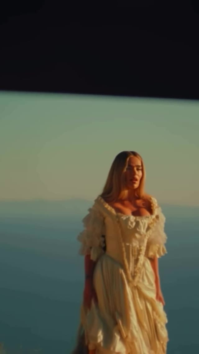 La canción 'Única' une a Tainy y Karol G en una colaboración que combina sonidos urbanos con letras que reflejan autenticidad y poder femenino. El videoclip destaca por su estética futurista, rodada en locaciones que realzan la energía vibrante del tema.