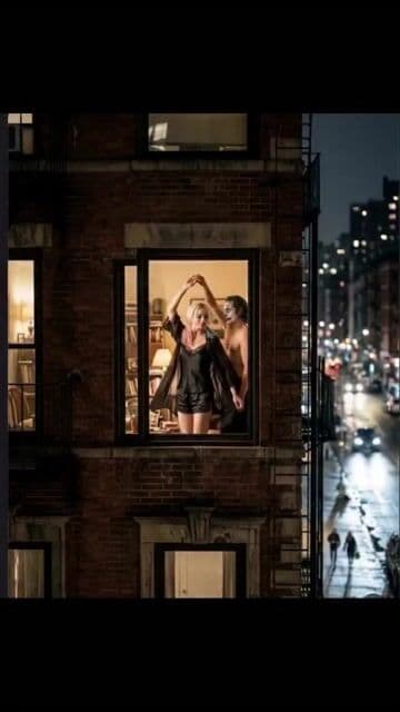 Las historias de amor más profundas a menudo se viven en silencio, tras una ventana, protegidas de las miradas mientras el mundo sigue pensando que todo sucede en otro lugar. Descubre esas emociones escondidas en clásicos del cine romántico.