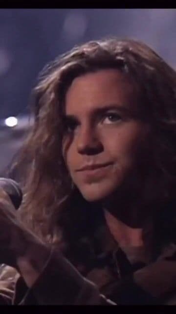 Pearl Jam creo una de las baladas mas emotivas y desgarradoras del grunge con una interpretacion que pone los pelos de punta.