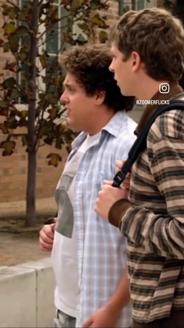 McLovin: El Ícono Inesperado
Superbad redefinió la comedia juvenil y creó personajes legendarios como McLovin. Humor irreverente que sigue vigente.