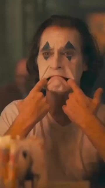 Ganadora del León de Oro y 2 Oscars. Cruda, incómoda y poderosa. Joaquin Phoenix está brutal.

#Joker #JoaquinPhoenix #psicodrama #cineimpactante #oscarwinner #villanos #DCLegend #thrillerdemencial