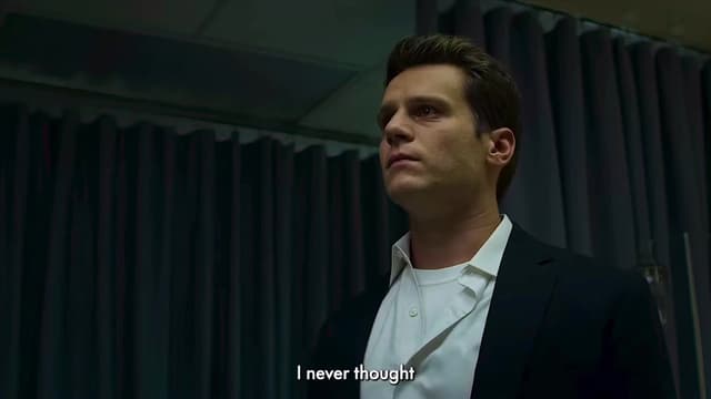 En 'Mindhunter', la obsesión de Holden con Ed Kemper muestra cómo la serie explora el coste psicológico de los investigadores, un enfoque diferente a otras series de crimen. David Fincher potencia la tensión real en cada escena.