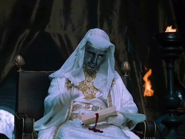 Edward Norton interpretó al rey Balduino IV oculto tras una máscara de plata en 'Kingdom of Heaven'. Ni aparece en los créditos, y su identidad solo se intuye por su voz y presencia en pantalla, creando uno de los grandes misterios de la película.
