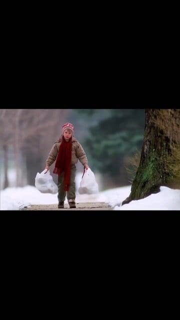 Descubre cómo 'Home Alone' de 1990 influyó en la infancia de millones y rompió récords de taquilla. John Hughes escribió el guion en solo nueve días, creando una película inolvidable.