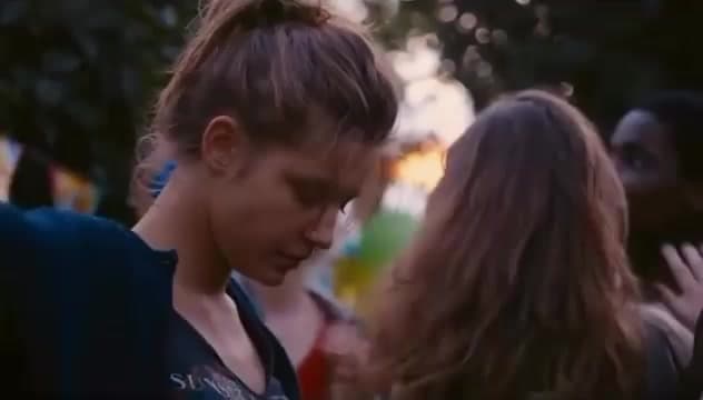 En 'Blue Is the Warmest Color', la escena del parque requirió varias tomas para capturar la espontaneidad real entre Léa Seydoux y Adèle Exarchopoulos, mostrando el enfoque minucioso del director Abdellatif Kechiche.