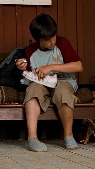 La escena donde Jess y Leslie crean Terabithia captura la esencia del libro original. Este momento simboliza la amistad y la imaginación infantil, bases del final en 'Bridge to Terabithia'.