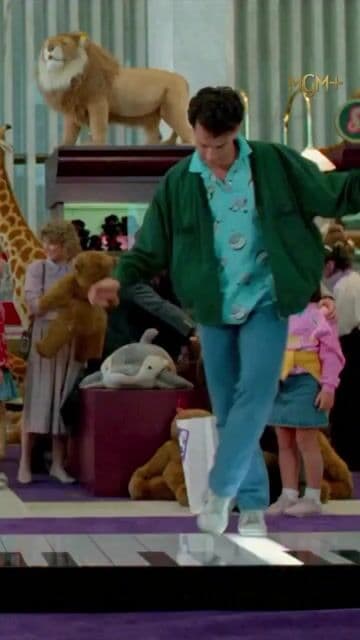 La escena del piano gigante en 'Big' fue filmada en la juguetería FAO Schwarz de Nueva York. Tom Hanks y Robert Loggia realmente interpretaron la melodía bailando sobre las teclas, creando un momento inolvidable del cine de los 80.