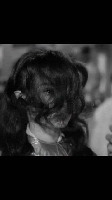 En 'Roman Holiday', la famosa escena de Audrey Hepburn y Gregory Peck paseando en Vespa por Roma fue filmada en calles reales, capturando el encanto italiano. Un momento legendario del cine clásico y de la película de 1953.