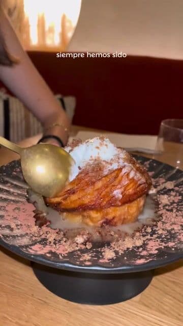 El local es muy guay y la merienda nos encantó, disponible por las tardes de 17:00 a 19:30. Un must son el corneto ibérico, el fartón ibérico y la tarta de queso, que nos dejó flipados por su cremosidad.
