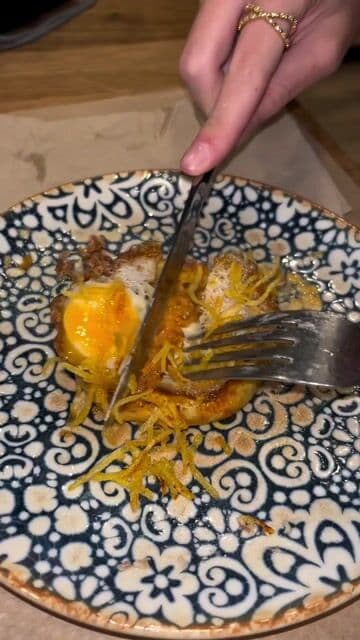 Nuestro nuevo descubrimiento de tapas de calidad. Pedimos bastantes tapas y en general todo muy bueno. A destacar las croquetas y los buñuelos, buen tamaño y muy ricas.