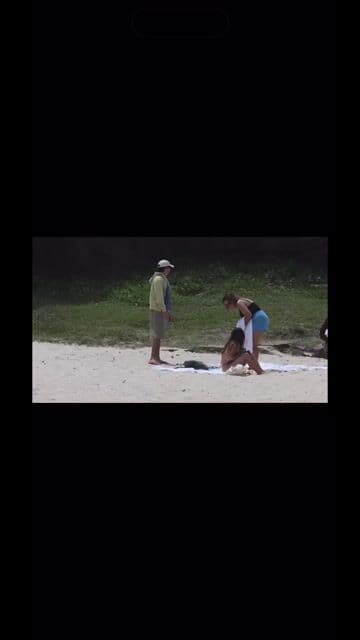 El vídeoclip de Después de la playa destaca por incluir una grabación 360º en la costa, lo que aporta una atmósfera auténtica y veraniega que conecta con el oyente más allá de la letra.