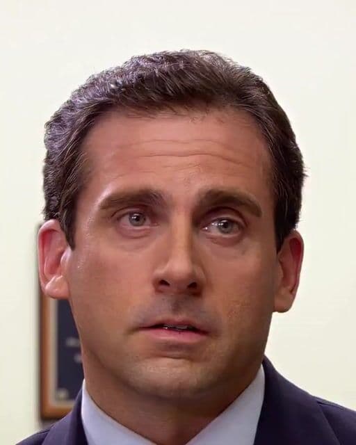 La comedia de 'The Office' revolucionó las sitcoms con su humor absurdo y miradas a cámara improvisadas. La legendaria escena de la persecución con Dwight y Michael es un clásico que define el estilo de la serie.