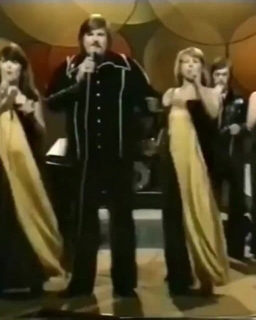 En 1976, 'Pump-Pump' de Fredi representó a Finlandia en Eurovisión, logrando el puesto 11. La coreografía fue creada por Aira Samulin y la dirección orquestal estuvo a cargo de Ossi Runne. Un clásico finlandés con letras memorables.