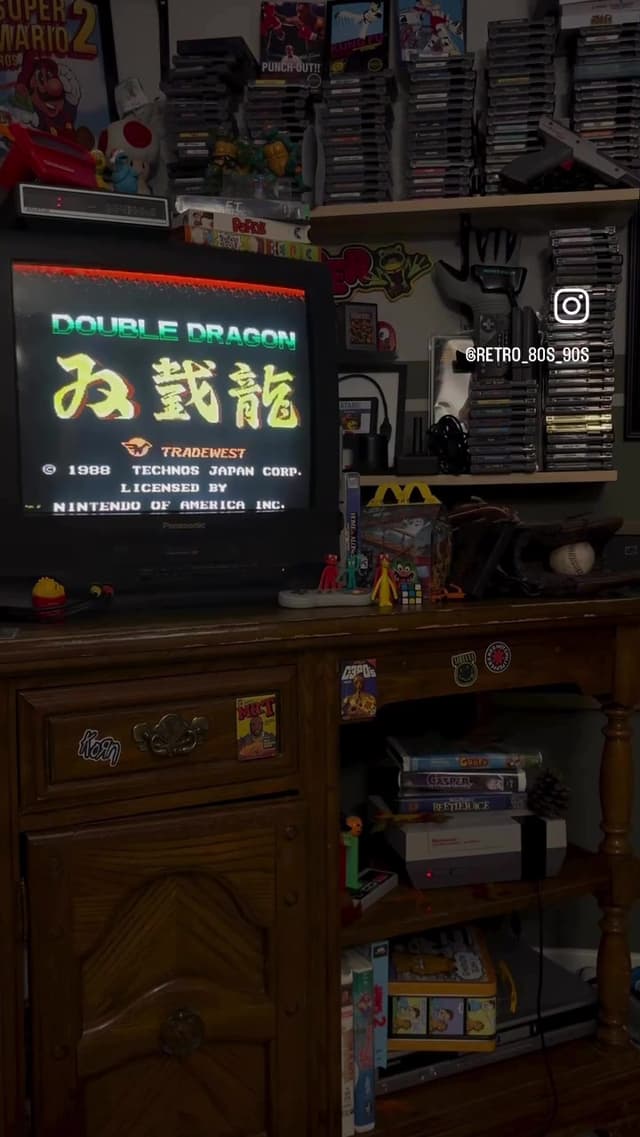 ‘Double Dragon’ marcó una época uniendo a dos jugadores en casa y popularizando los combos en los beat 'em up. Su portada y trucos siguen siendo buscados por fans y coleccionistas retro.