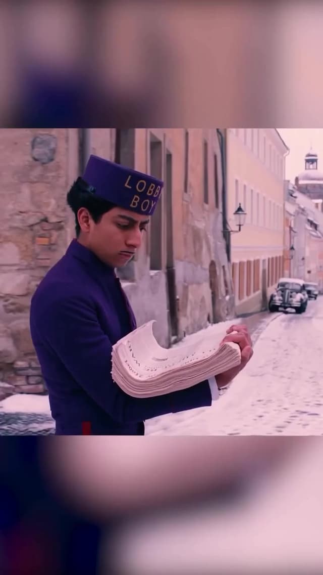 Una de las escenas más emblemáticas de 'The Grand Budapest Hotel' brilla gracias al estilo visual de Wes Anderson. Esta película ganó 4 Óscars, incluido Mejor Diseño de Producción, por su estética simétrica y colorida única