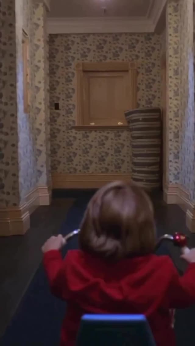 La famosa escena de las gemelas en 'The Shining' fue rodada por Stanley Kubrick inspirándose en la historia real del hotel Overlook, elemento clave del terror en el cine y motivo de tatuajes y teorías de fans desde 1980.