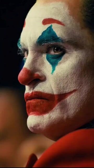 Joaquin Phoenix en una transformación sobrecogedora como Arthur Fleck, un hombre marginado que se convierte en el villano más icónico de DC. Todd Phillips crea un retrato oscuro y perturbador de la locura