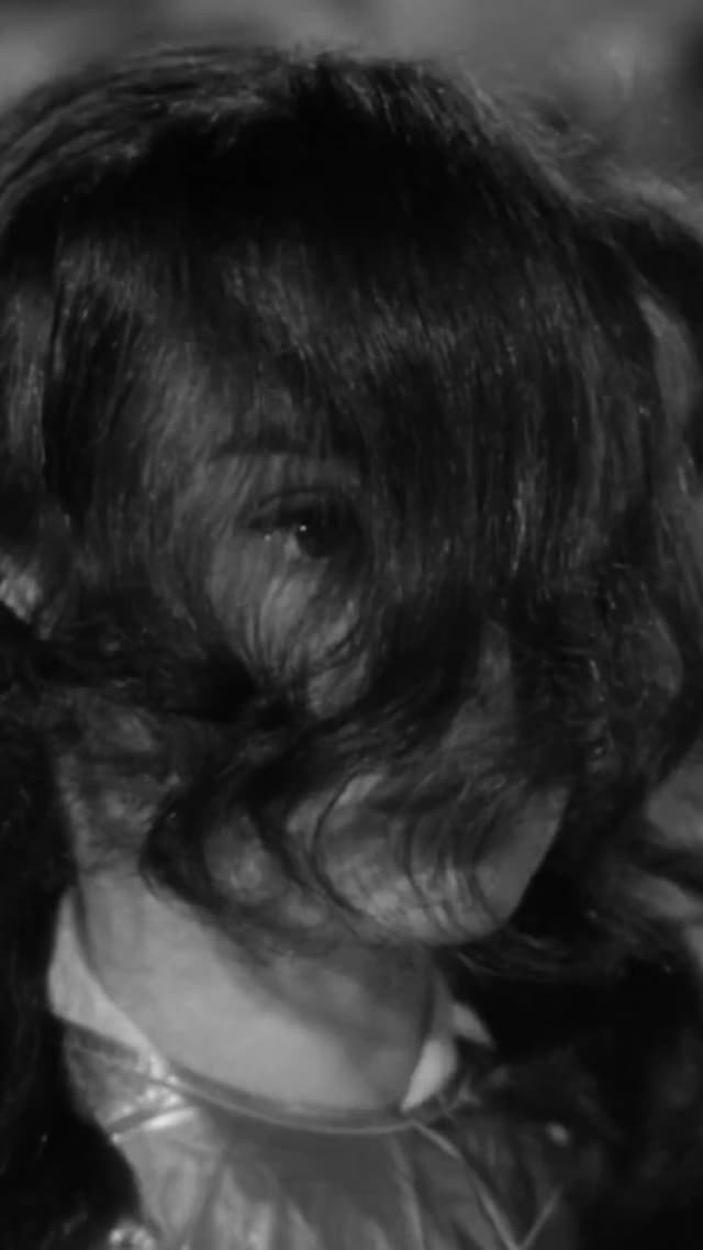 La reacción de Audrey Hepburn en la escena de la 'Bocca della Verità' en 'Roman Holiday' fue genuina: Gregory Peck y William Wyler improvisaron para capturar una emoción auténtica en el rodaje de la película.